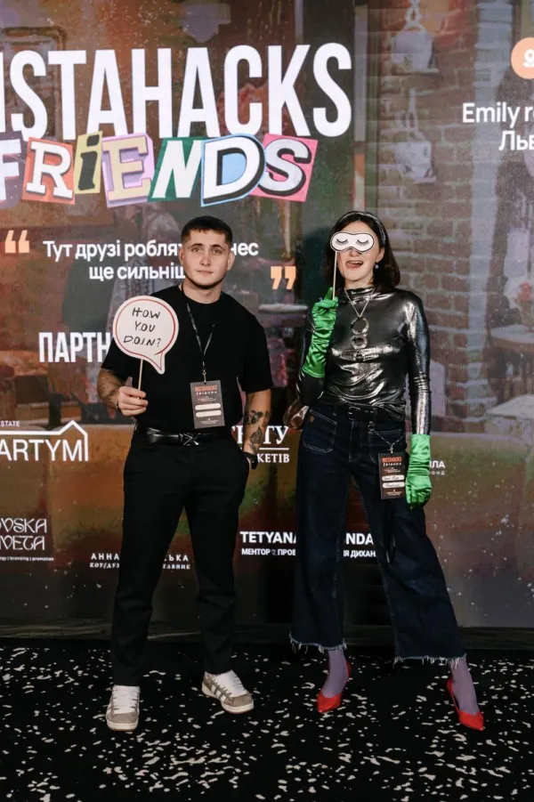 Фотозона з реквізитом